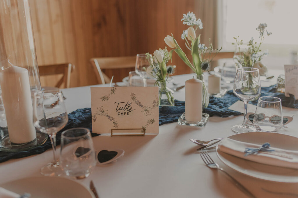 Nom de table élégant qui reprend l'univers du faire-part personnalisé