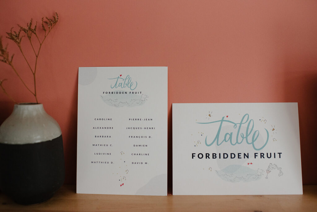 Carton plan de tables et nom de table avec de la calligraphie et des illustrations