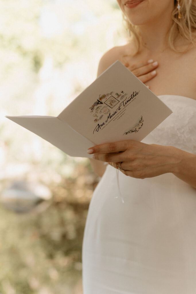 livret de cérémonie laïque avec des illustrations personnalisées pour les mariés