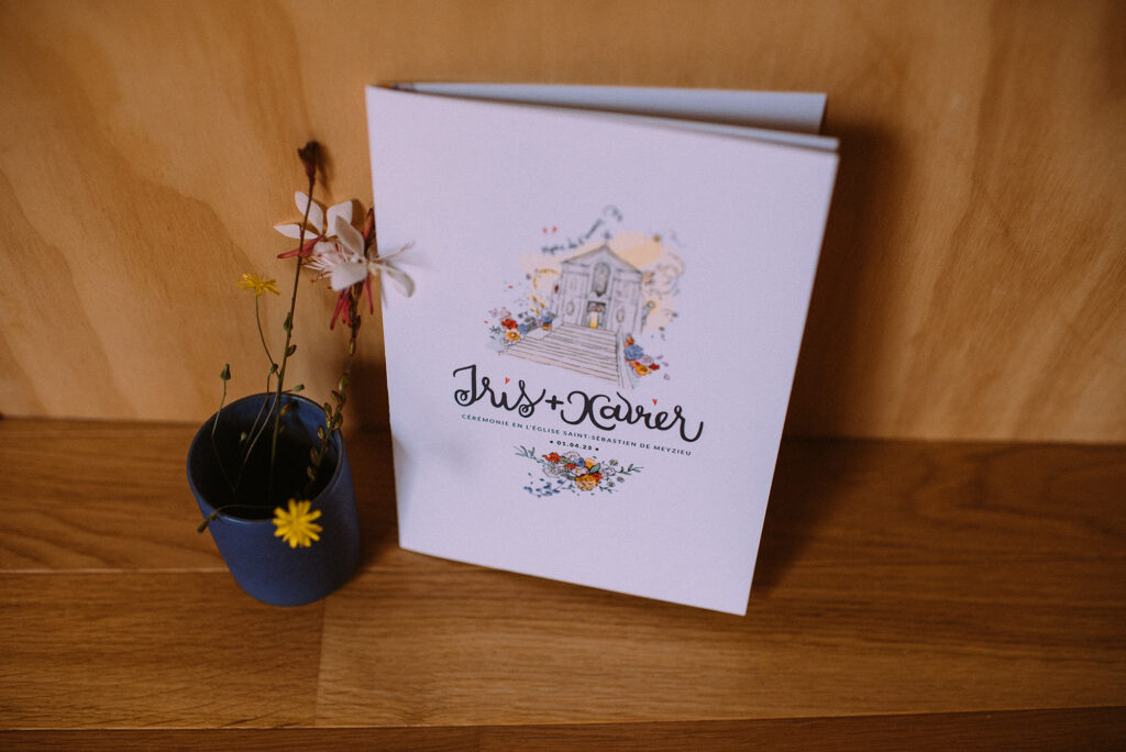 livret de messe avec des fleurs dessinés