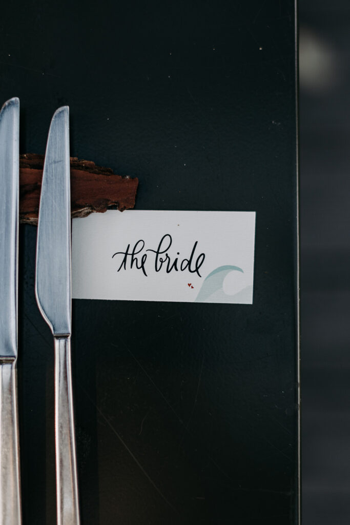 Marque-place lettrage à la main pour un mariage à la mer