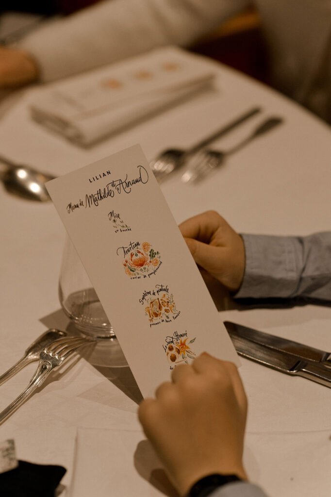 Menu illustré sur mesure qui fait office de marque-place