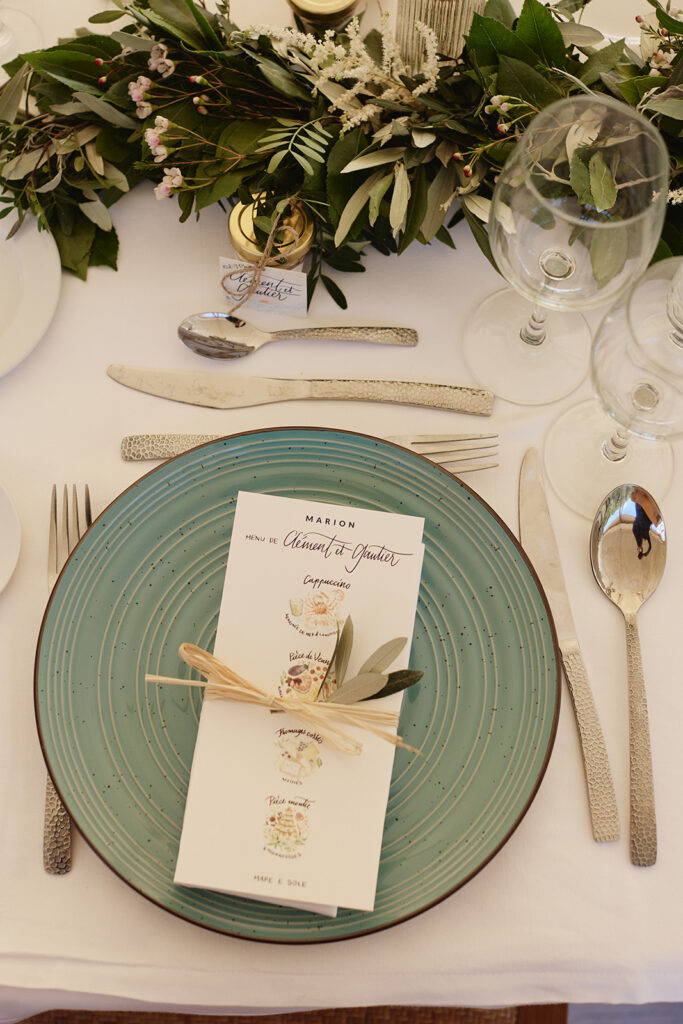 Menu de mariage illustré et personnalisé avec une décoration de feuilles d'oliviers