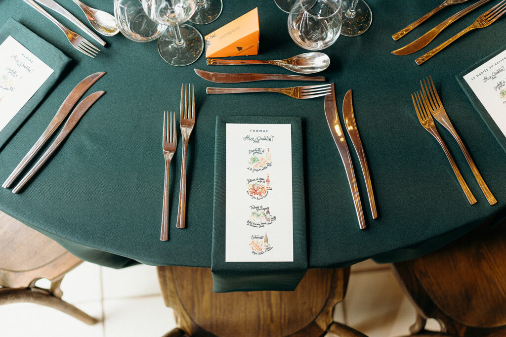 Menu de mariage qui décore la table