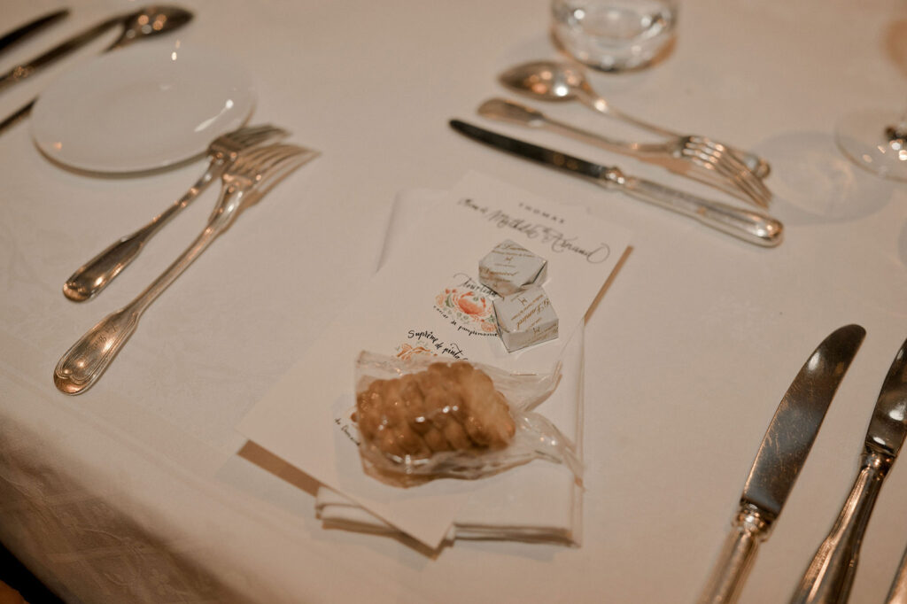 Illustration de tourteau à l'aquarelle sur un menu de mariage