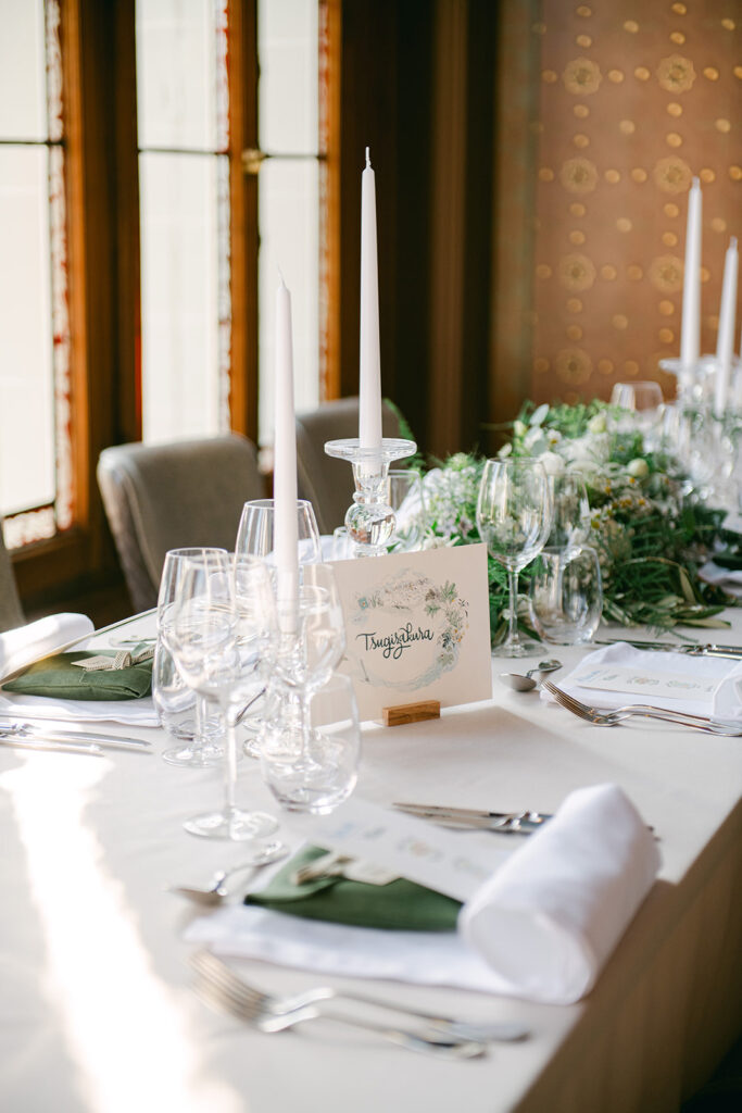 Nom de table avec un lettrage fait main pour un mariage nature