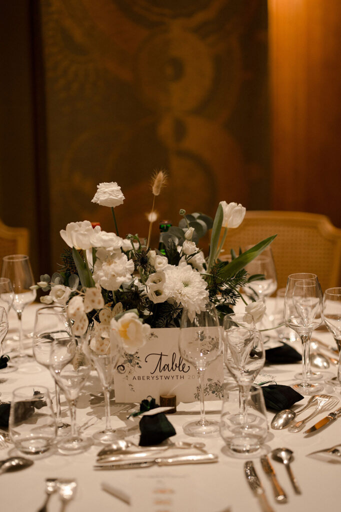 nom de table pour un mariage d'hiver avec des illustrations