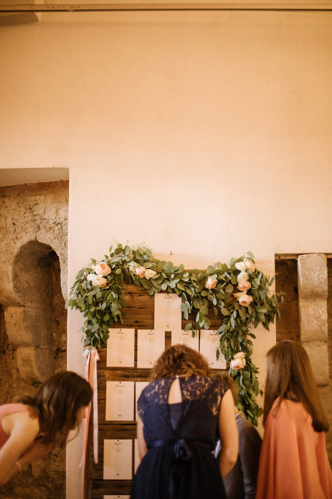 Plan de tables sur une planche de bois avec des fleurs