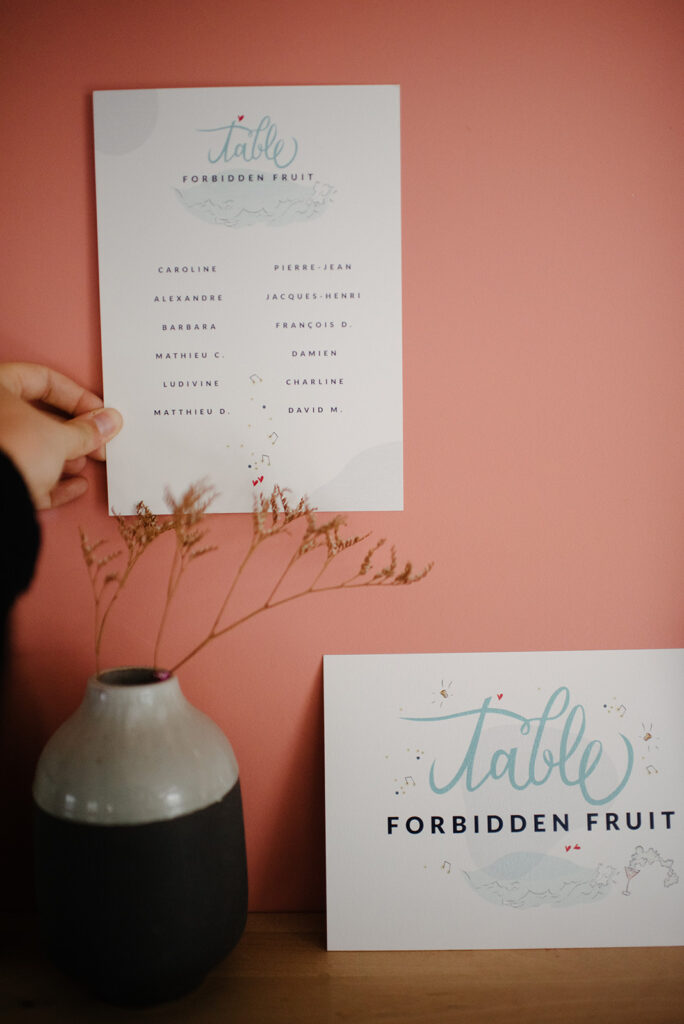 Carton plan de tables et un nom de table pour un mariage à la mer