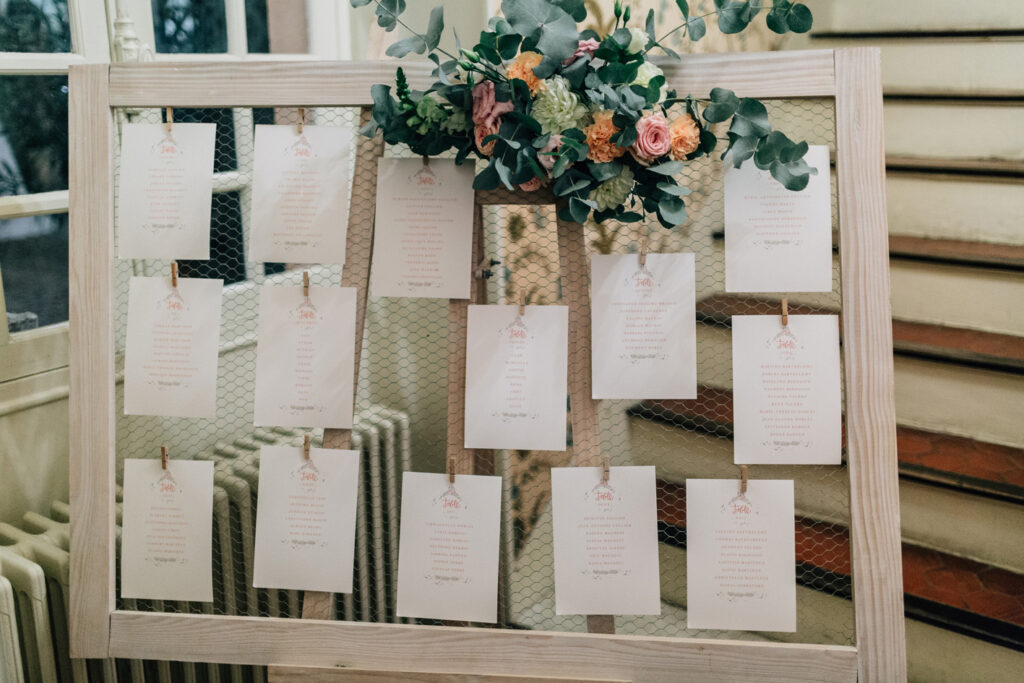 plan de tables avec des fleurs