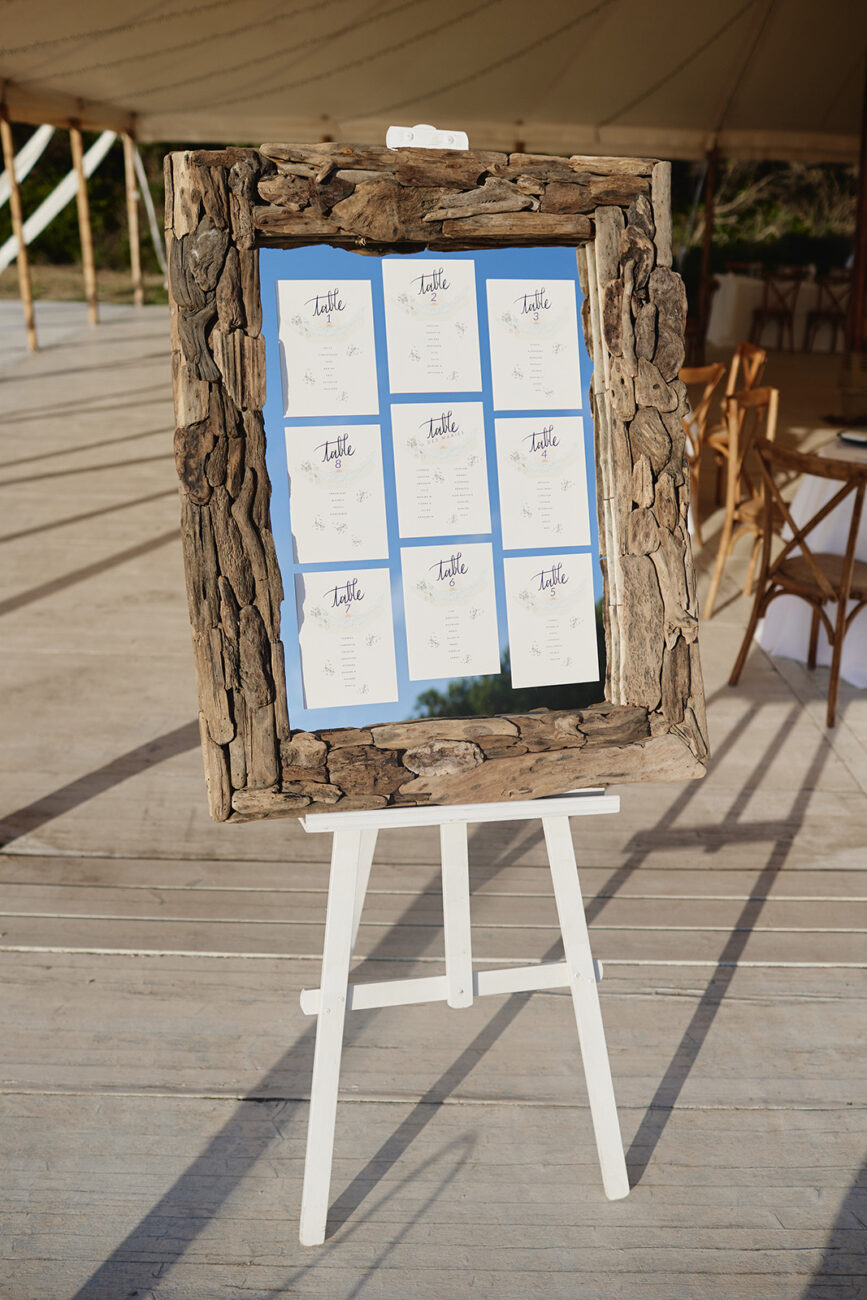 Plan de table sur un miroir avec du bois flotté