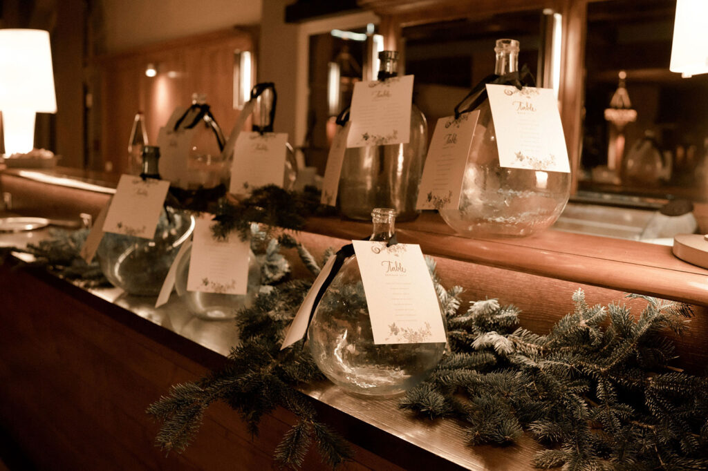 plan de tables avec du sapin pour un mariage d'hiver